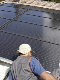 Technicien procdant  l'entretien d'un module photovoltaque